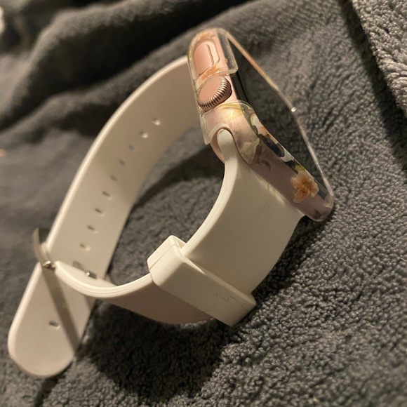 Apple Watch Case & Wristband - Picture 2 of 5